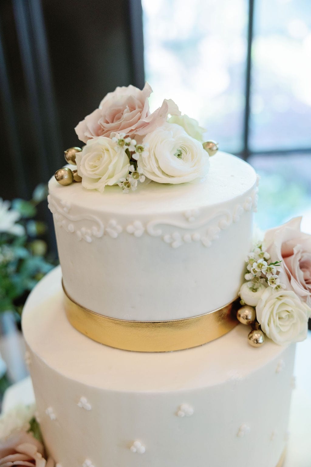 Grace and Miles wedding at Eldredge Manor, the wedding cake