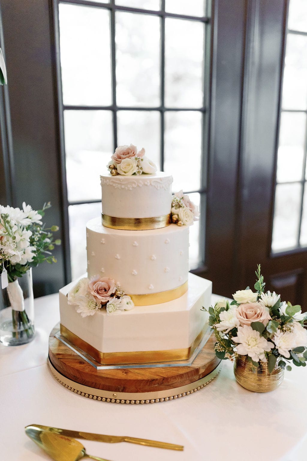 Grace and Miles wedding at Eldredge Manor, the wedding cake